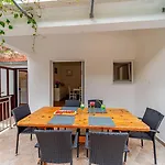 Robinson House * Zrnovo