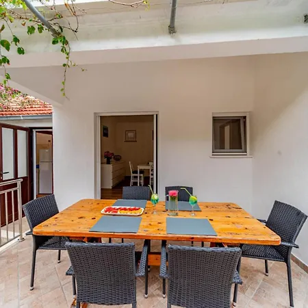 Robinson House * Zrnovo