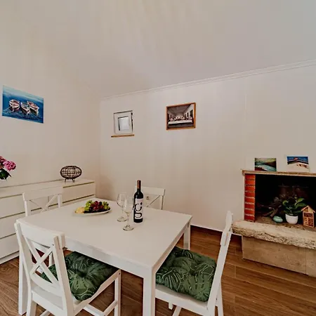 Vikendica Robinson House