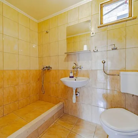 Robinson House Zrnovo