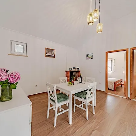 Vikendica Robinson House