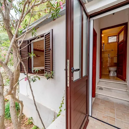 Robinson House Zrnovo